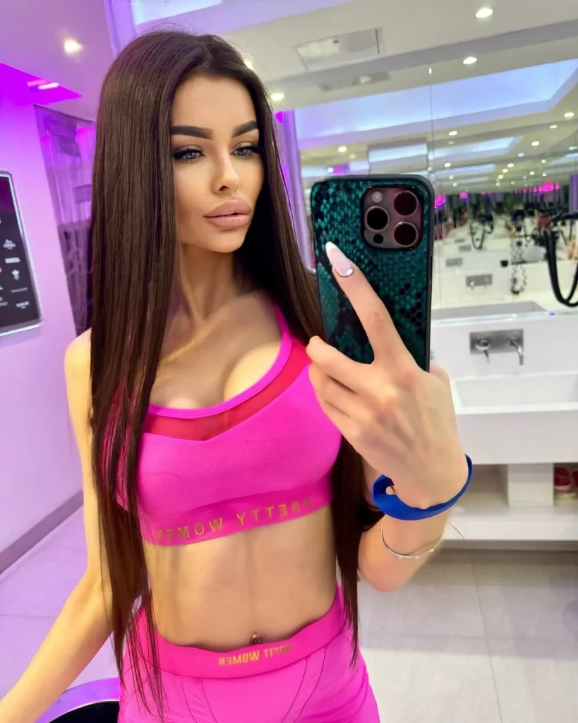 Mia, 22 - VIP Escort in Europe
