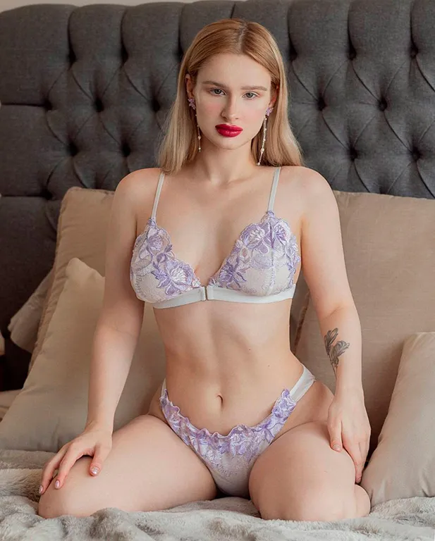 Riley, 20 - VIP Escort in Europe